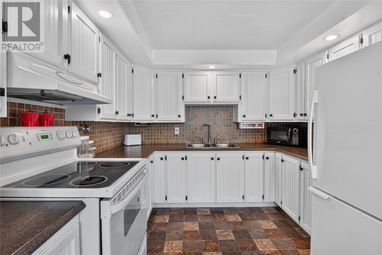 12 Riverside Road W