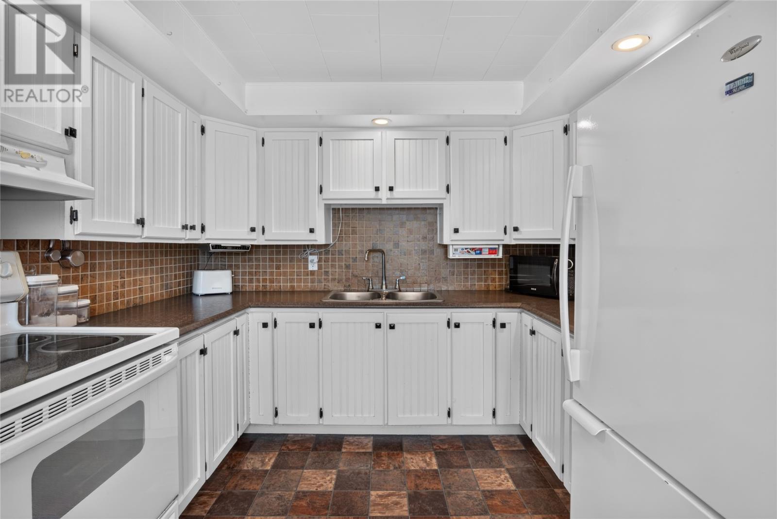 12 Riverside Road W