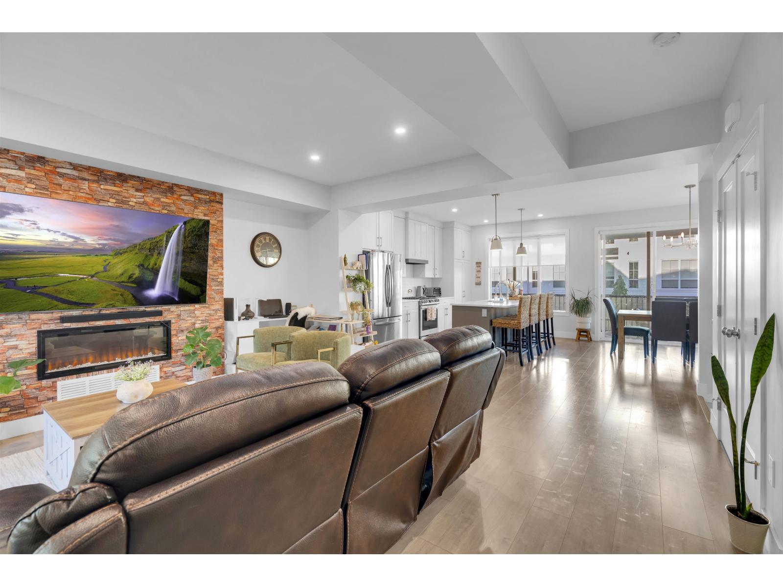 8137 FOXFERN ROAD, Lower Landing