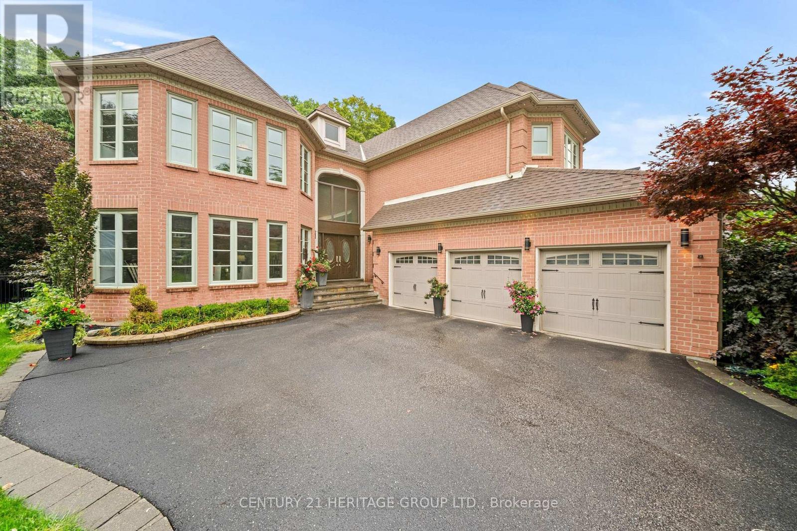 48 CARLYLE CRESCENT