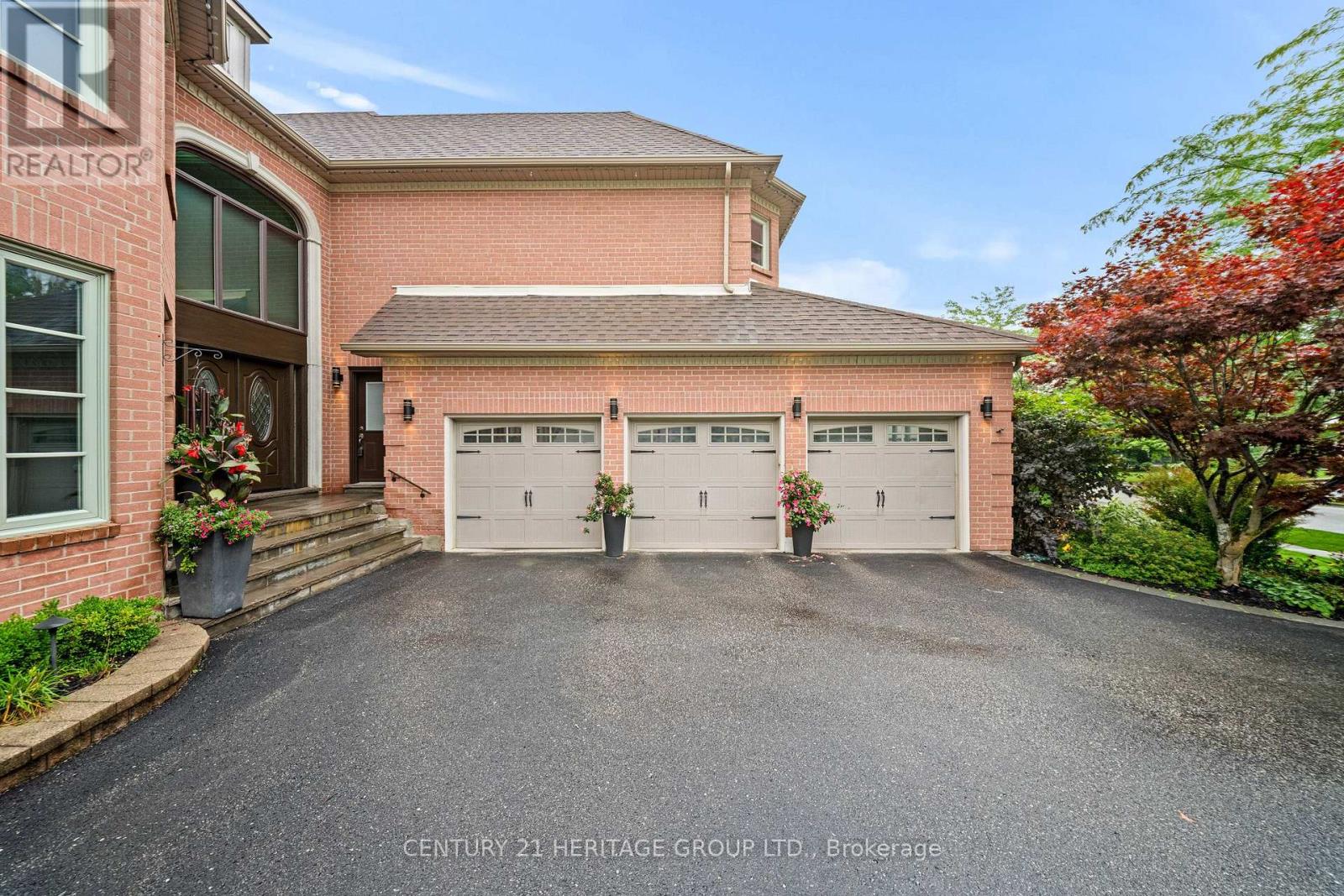 48 CARLYLE CRESCENT