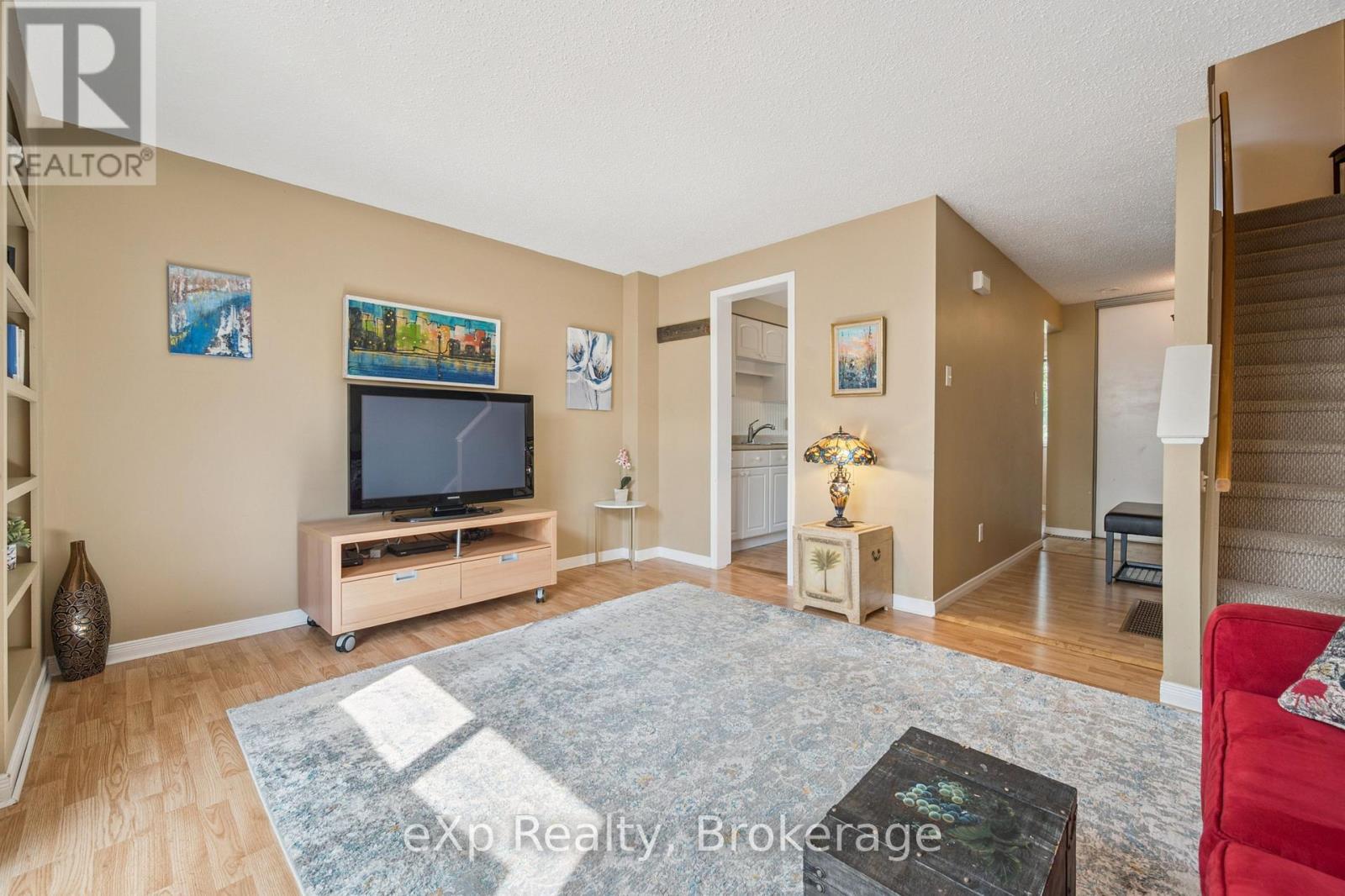 44 - 40 SILVERCREEK PARKWAY N