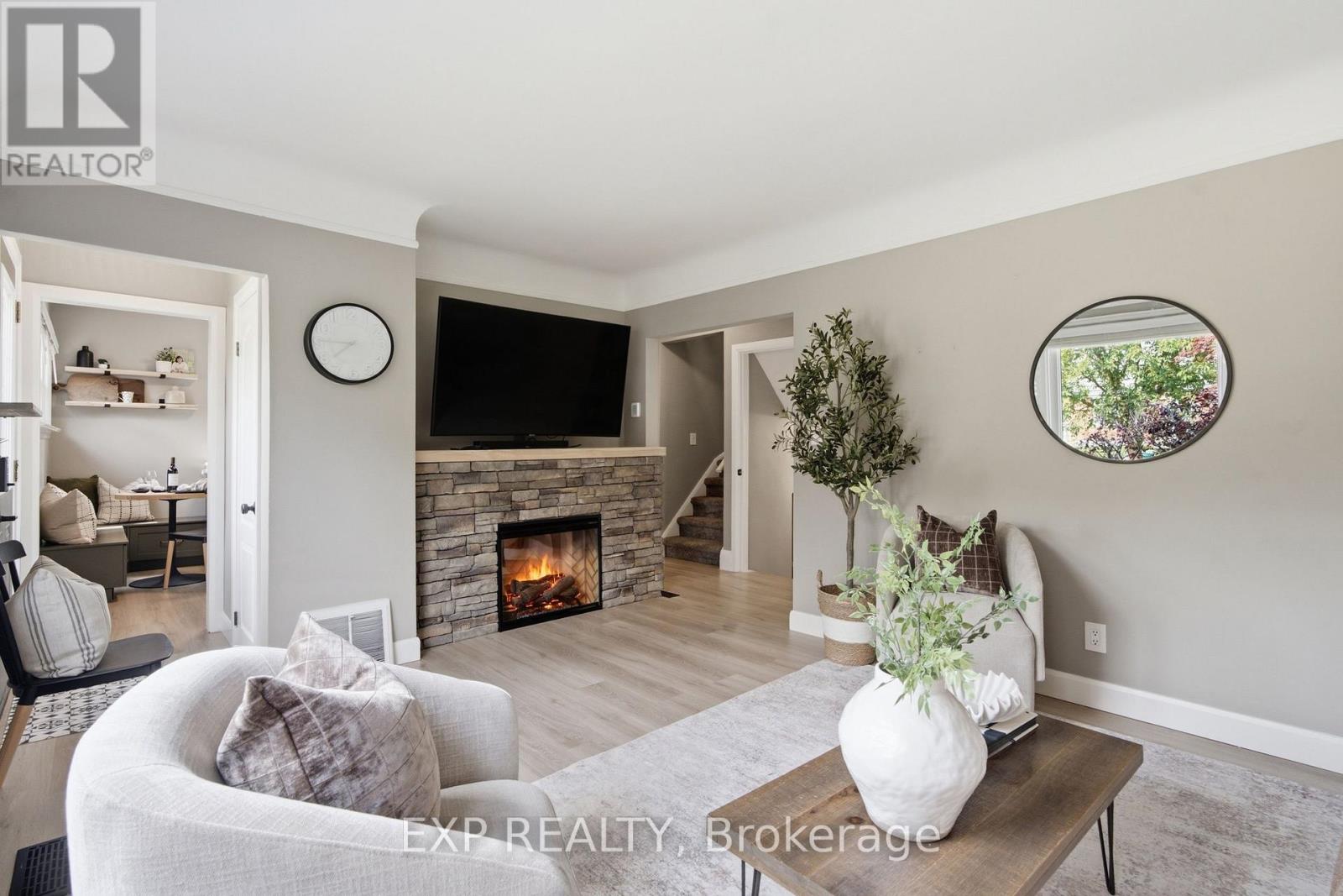 20 HILLVIEW STREET