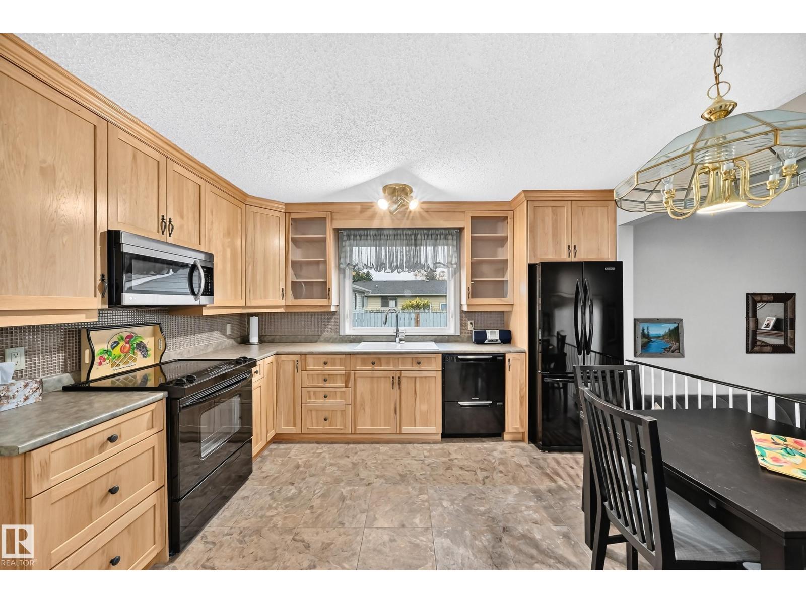 8612 176 ST NW