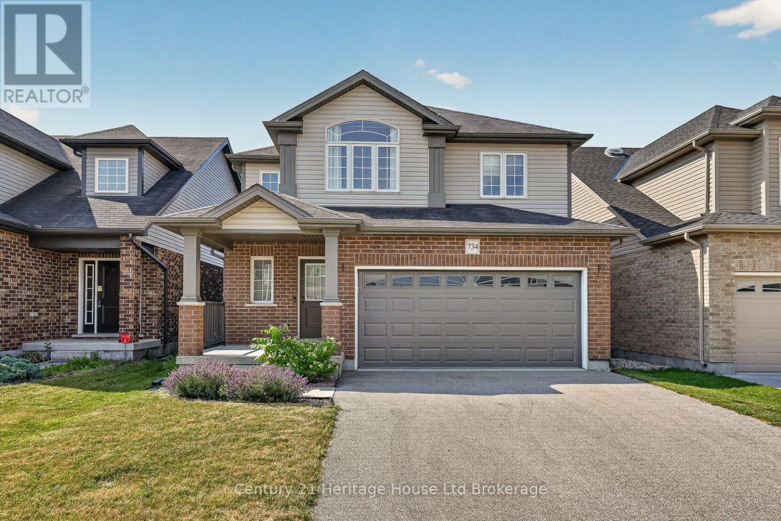 734 FRONTENAC CRESCENT