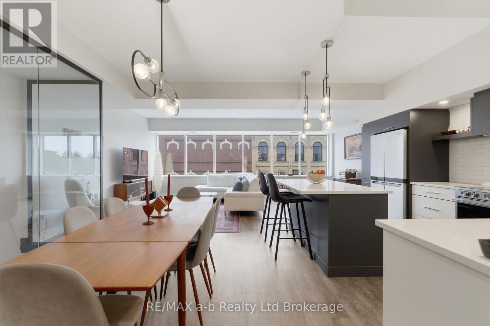 3 - 391 DUNDAS STREET