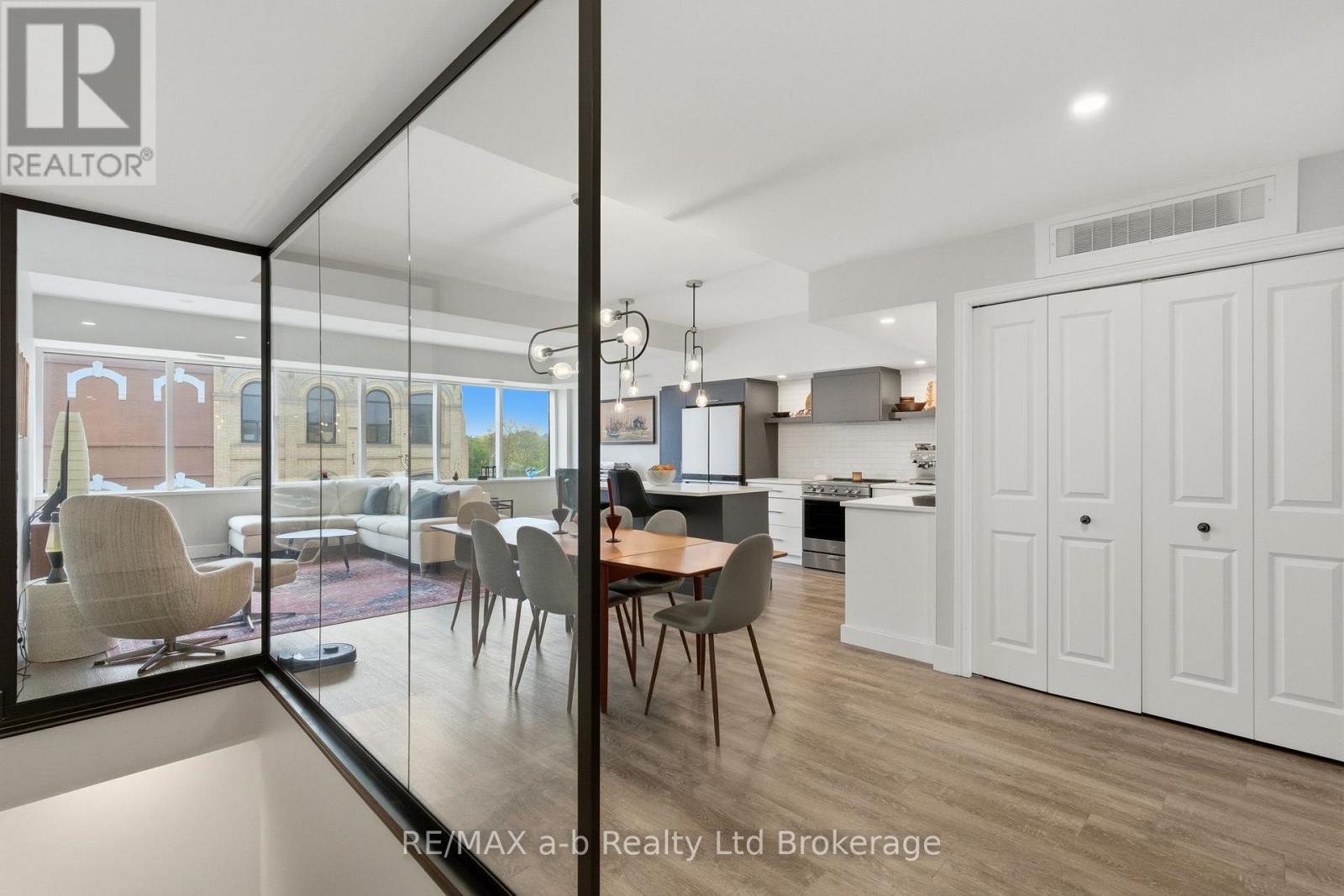 3 - 391 DUNDAS STREET