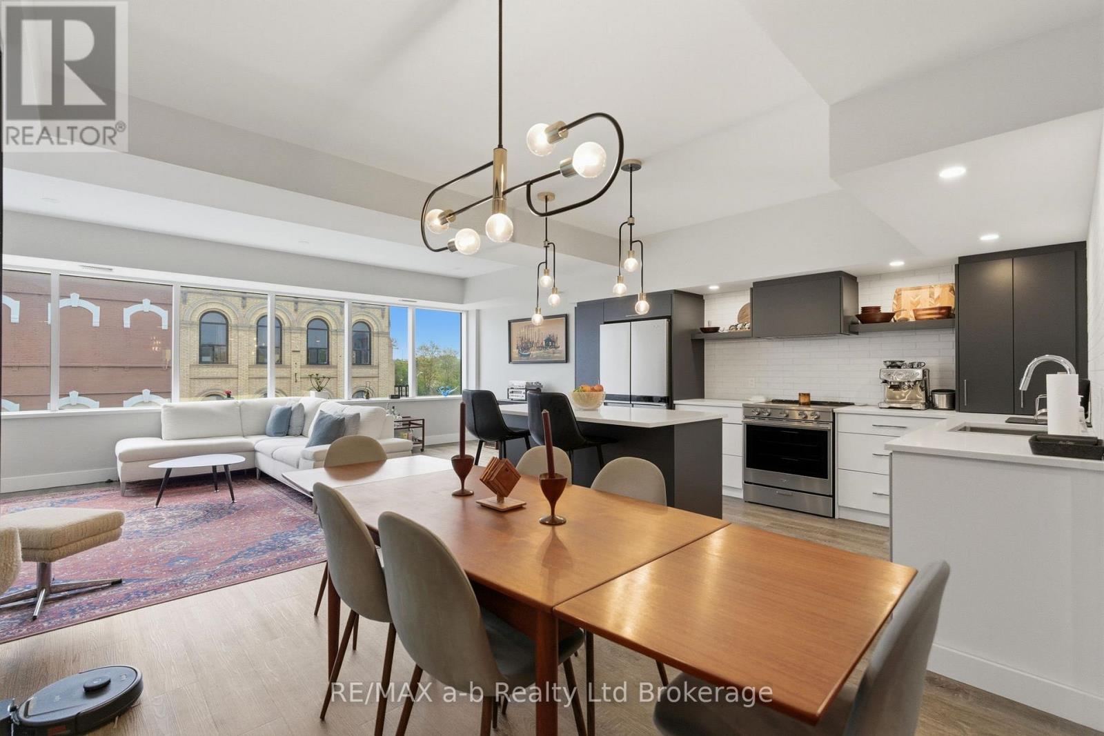3 - 391 DUNDAS STREET