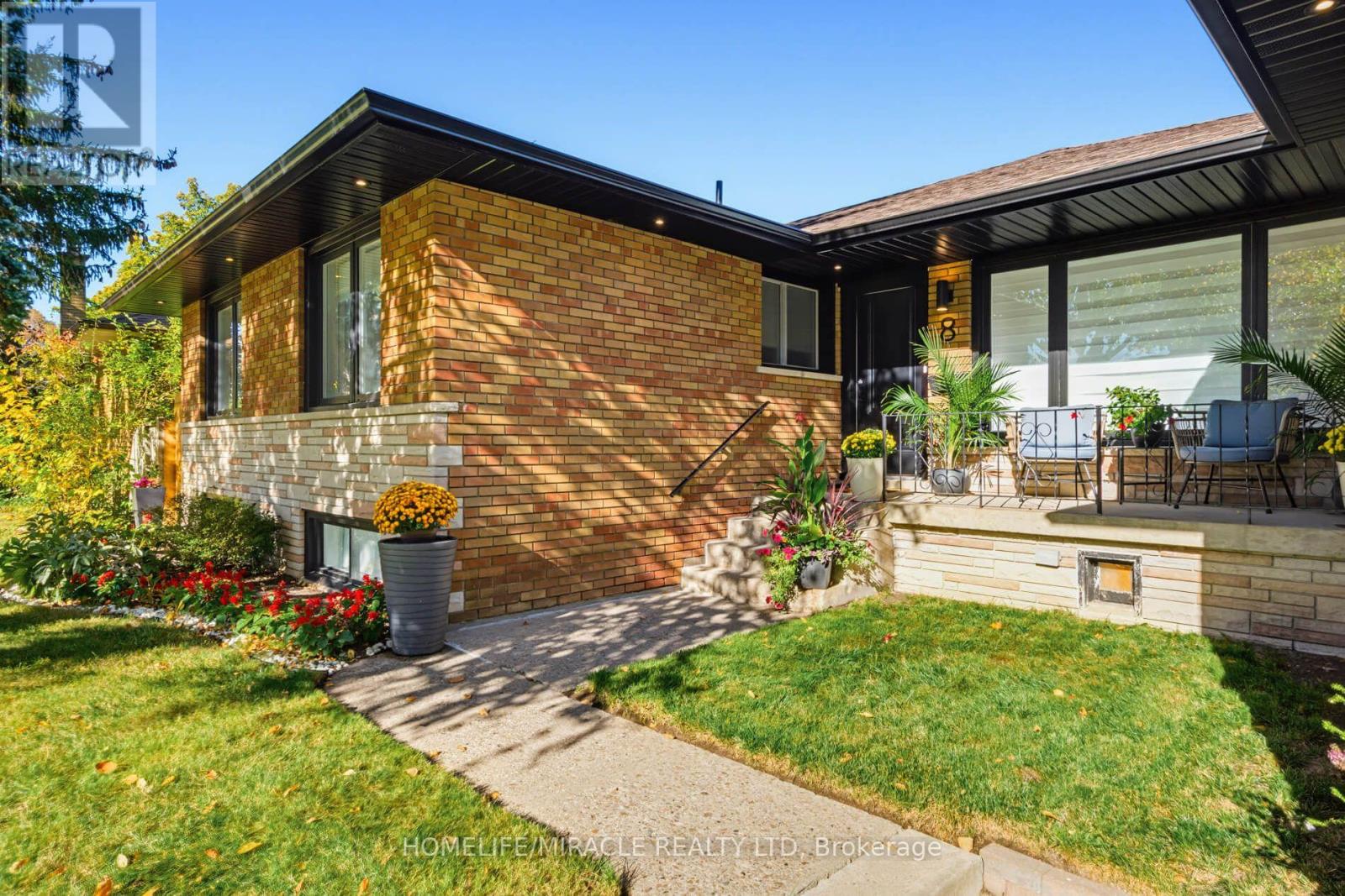 8 LAURELWOOD CRESCENT