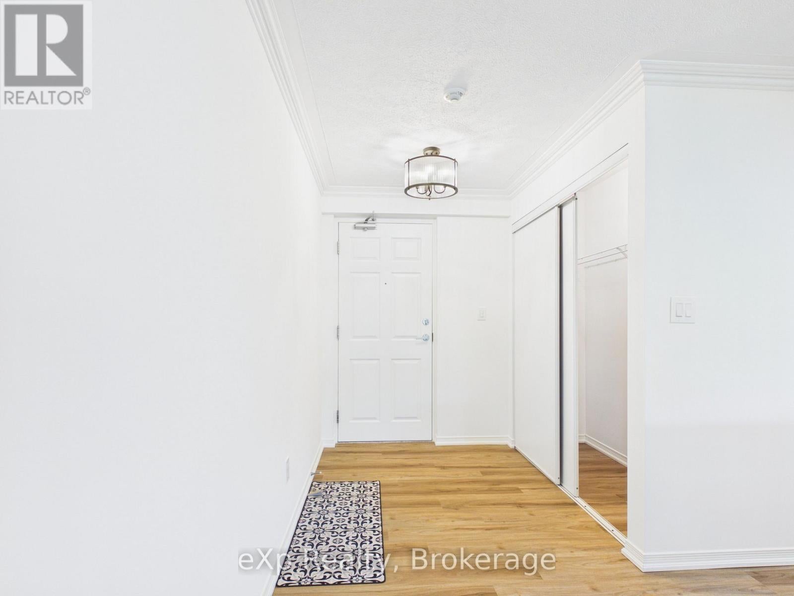 202 - 85 WILLIAM STREET N
