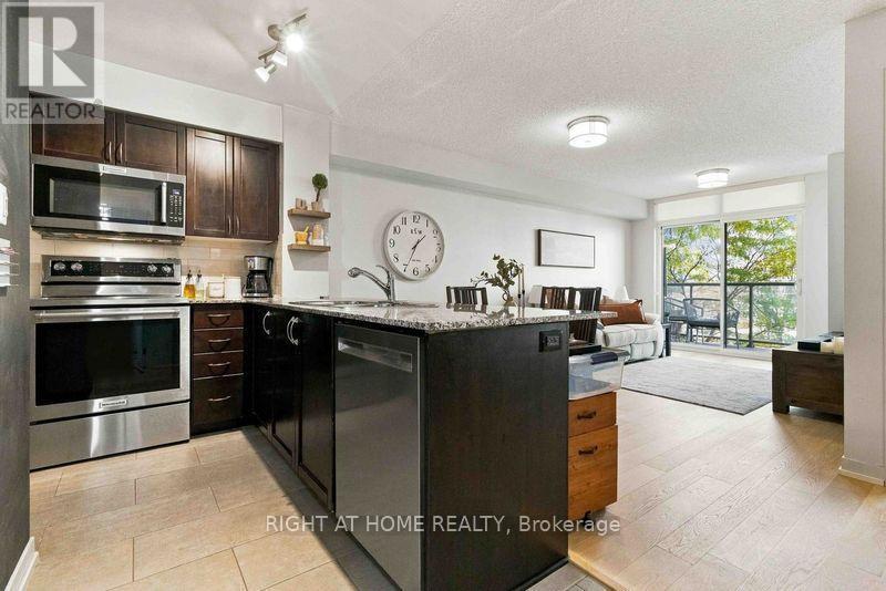 302 - 816 LANSDOWNE AVENUE