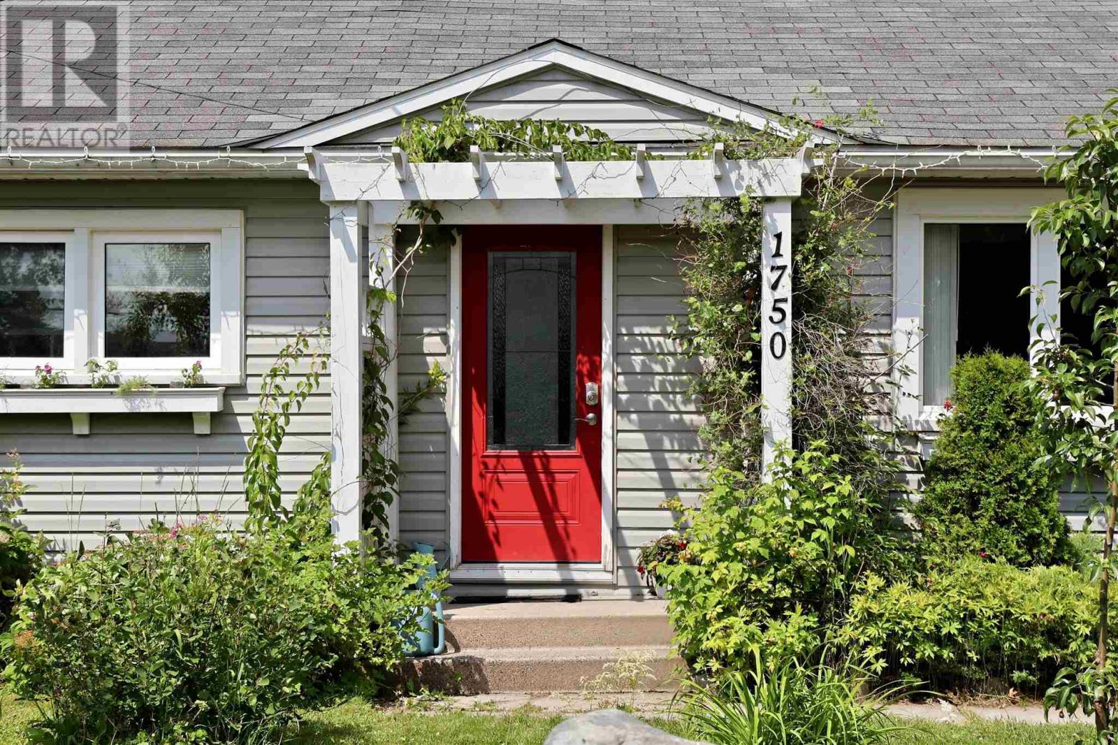 1750 Queen ST E - Photo 2