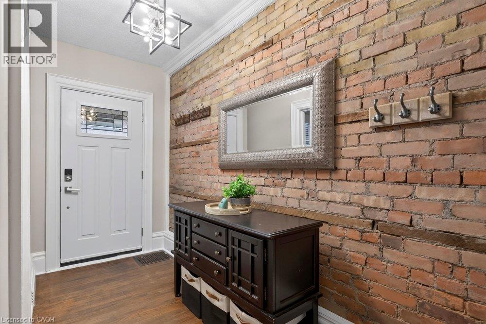 427 JACKSON Street W