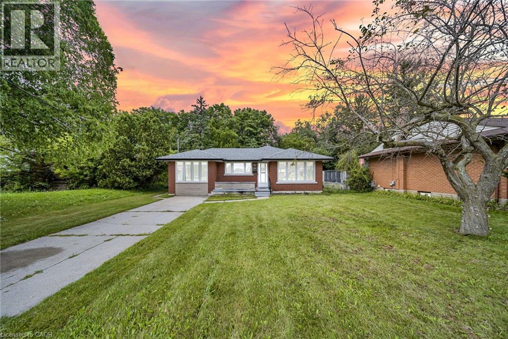 284 CEDAR Crescent