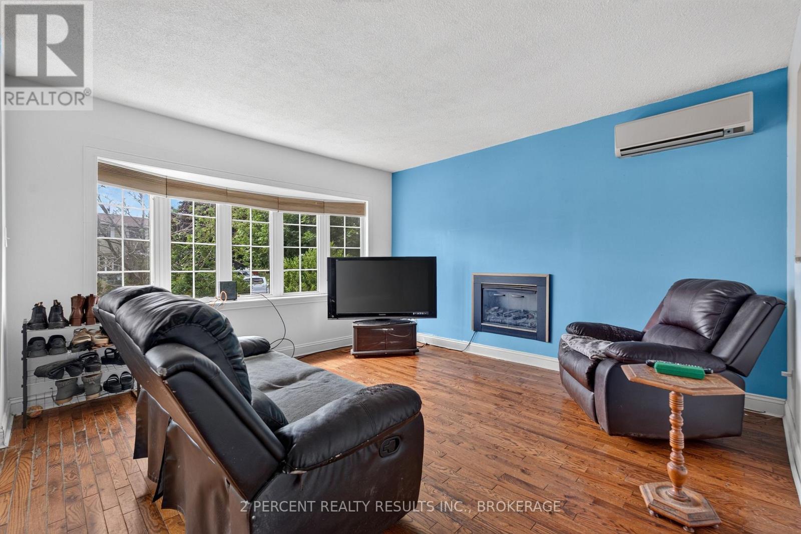 1046 PINEWOOD PLACE