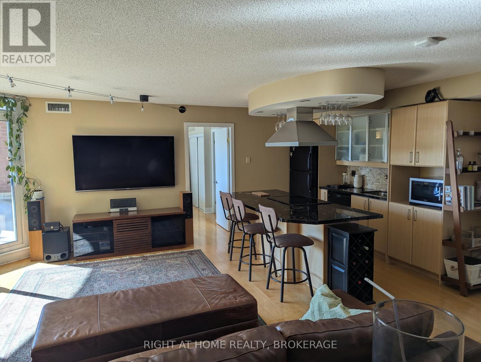 608 - 550 QUEENS QUAY W