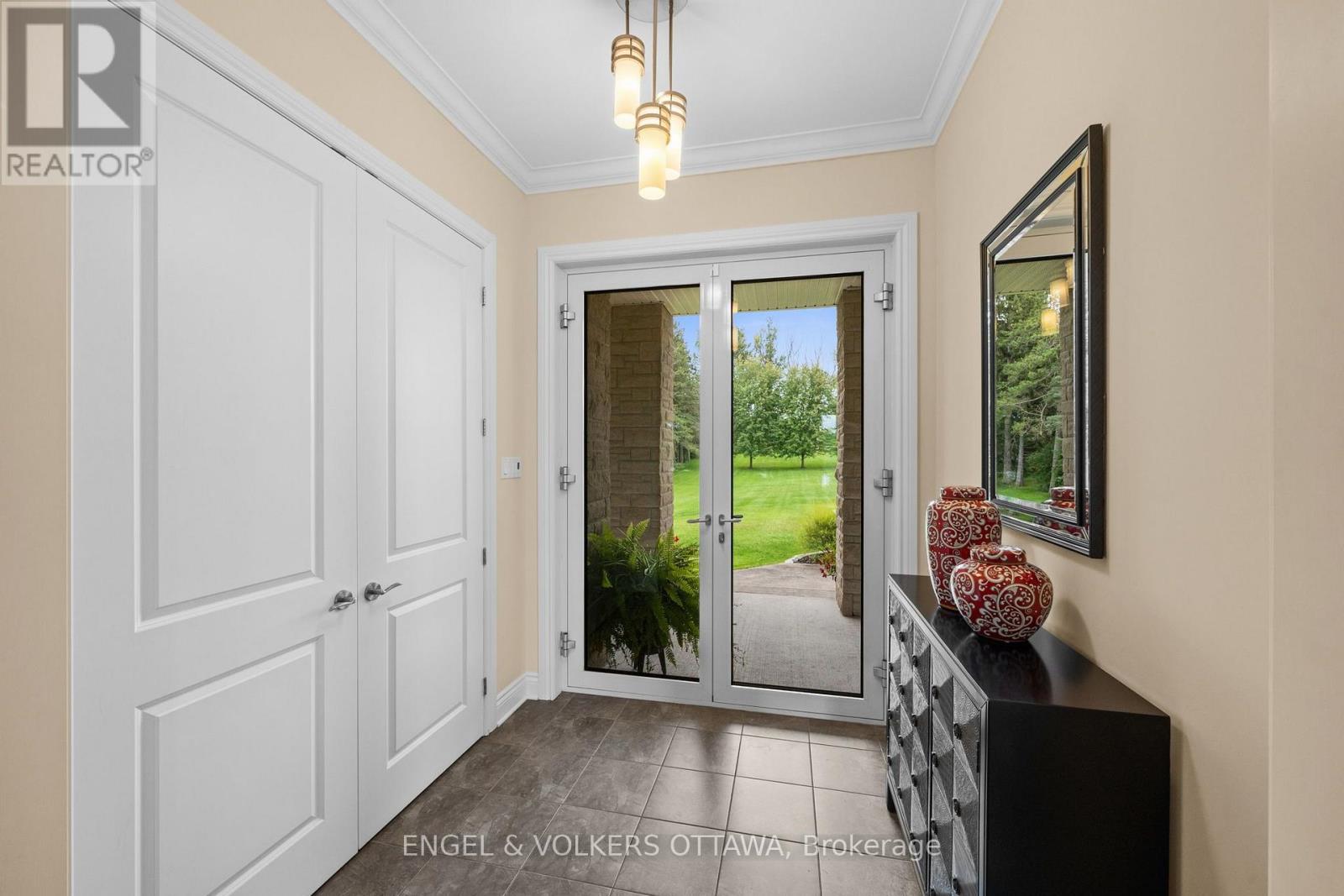 5833 RIDEAU VALLEY DRIVE N