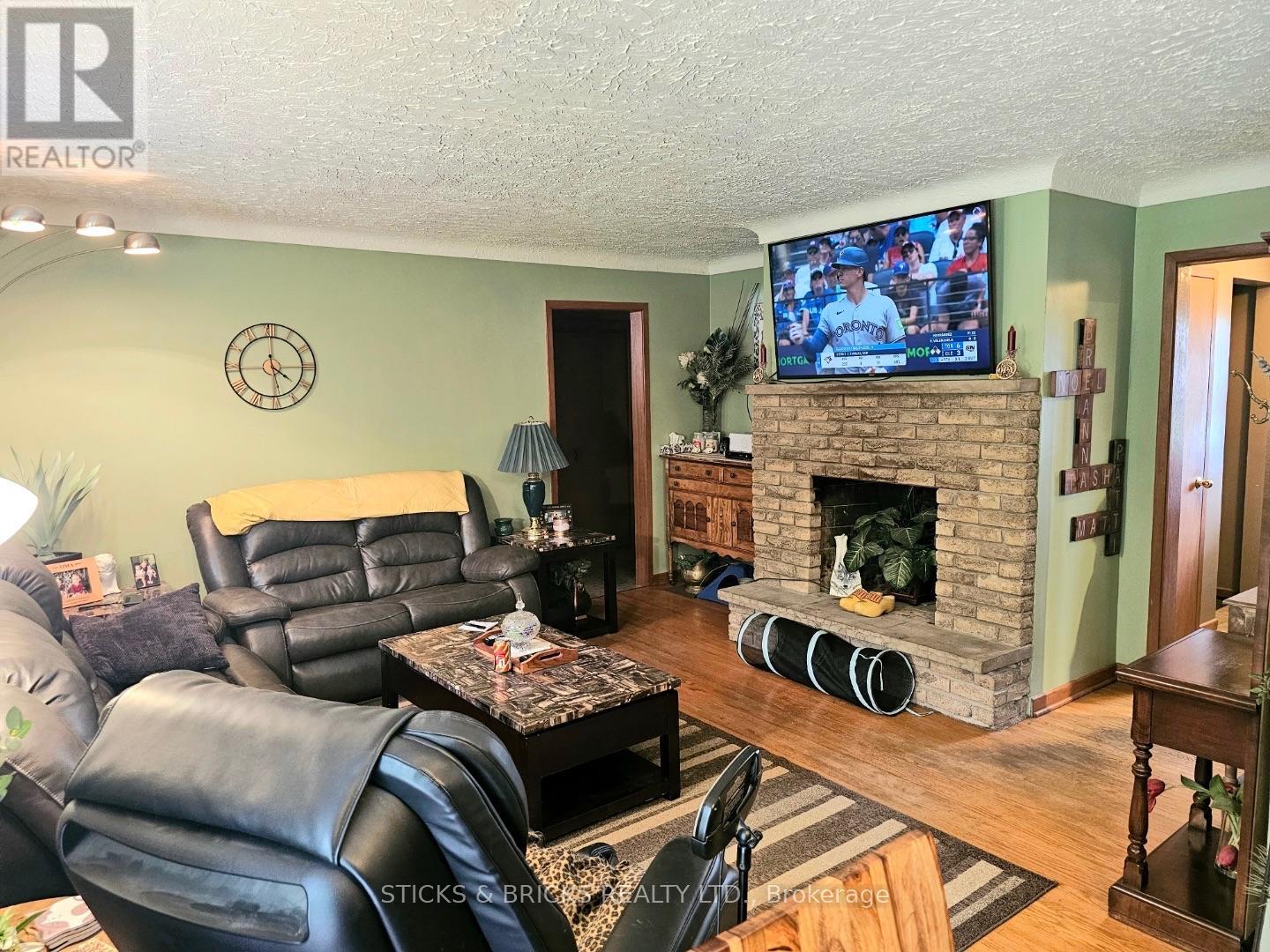 9195 CARL ROAD