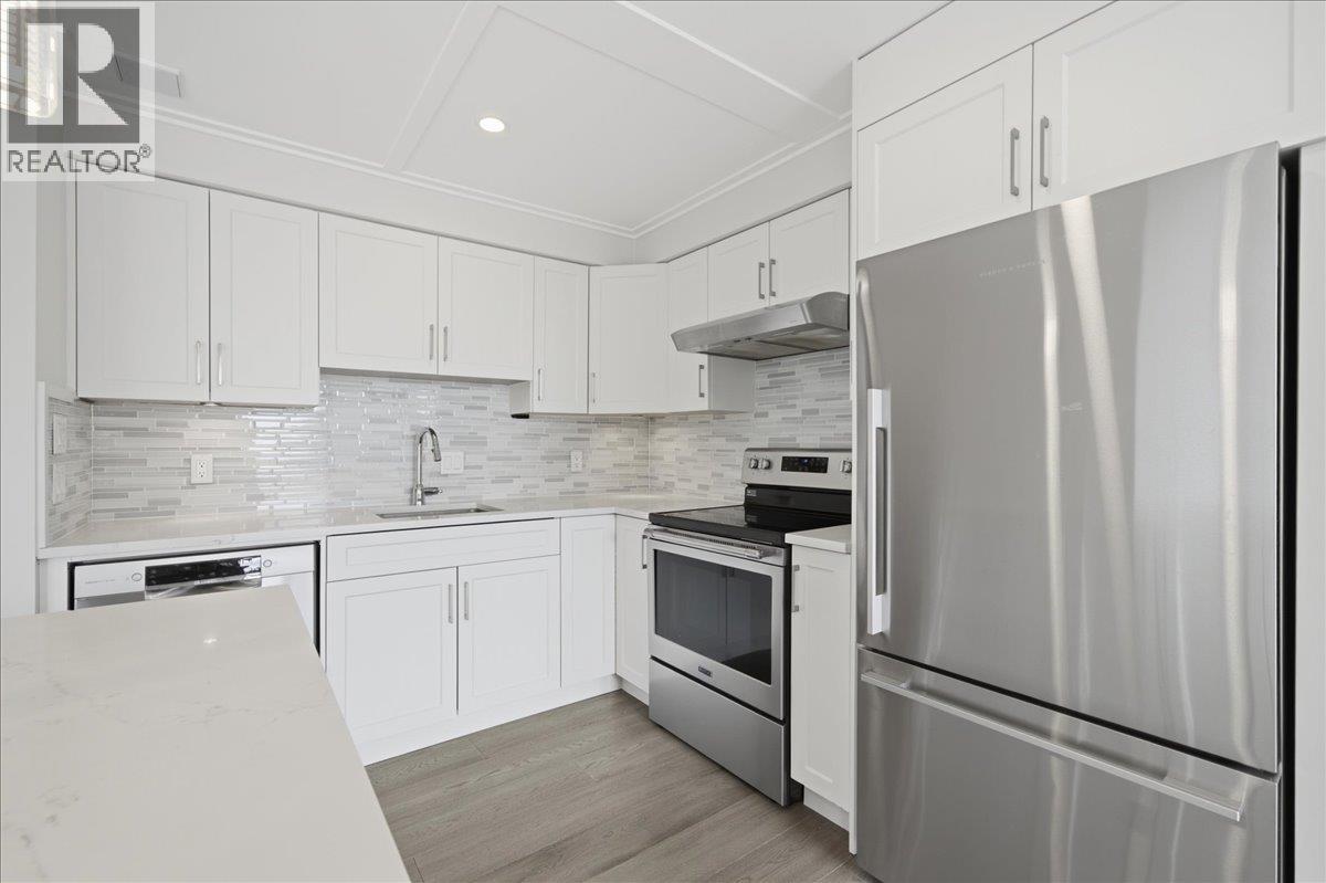 802 1745 ESQUIMALT AVENUE