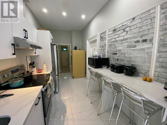 206 Carlton St, Toronto (Cabbagetown-South St. James Town), ON 5