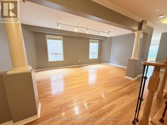 8 Maffey Cres, Richmond Hill (Westbrook), ON 2