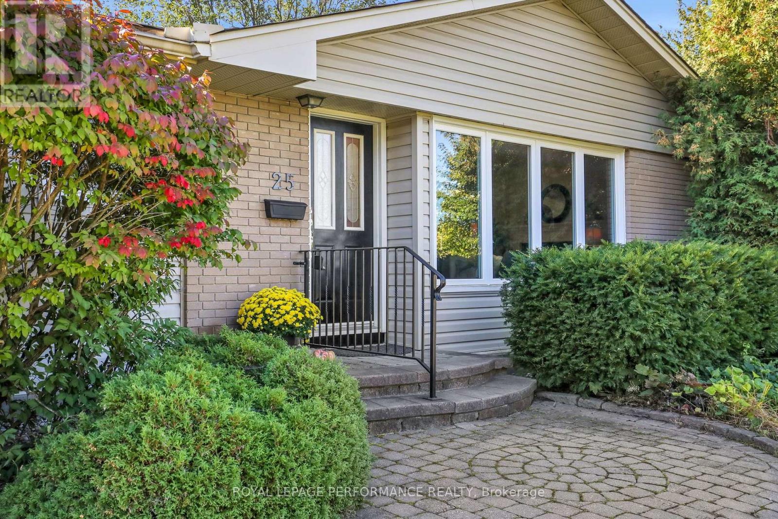 25 THORNCLIFF PLACE