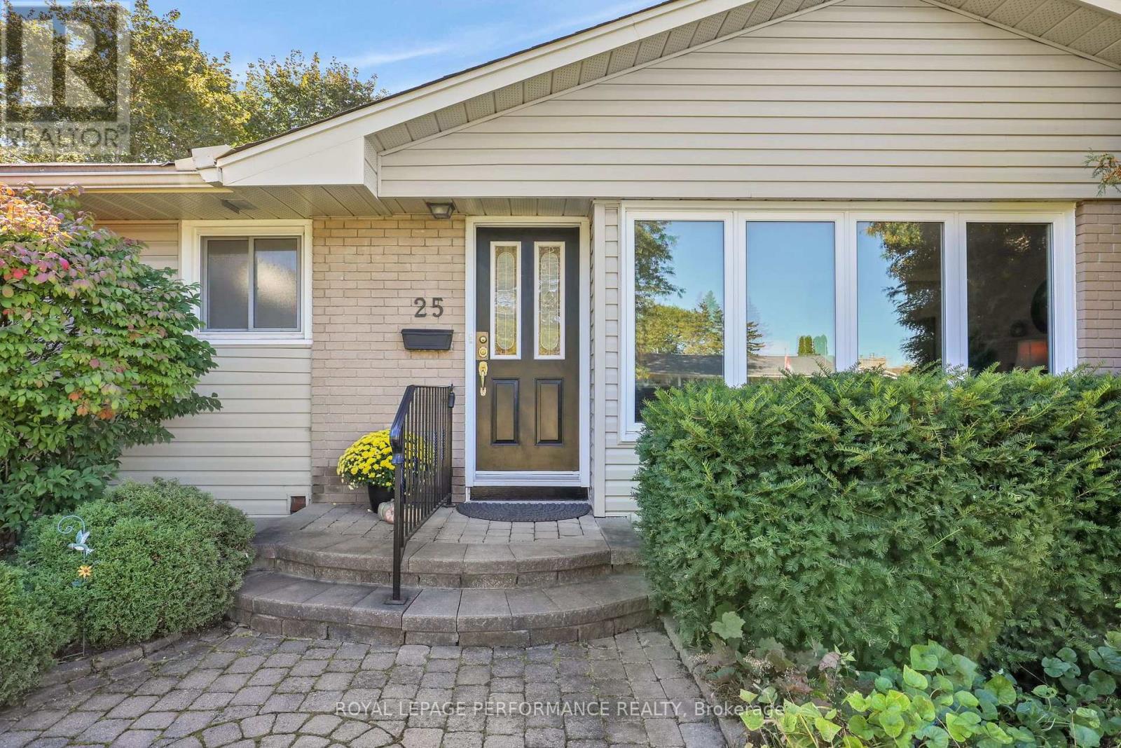 25 THORNCLIFF PLACE