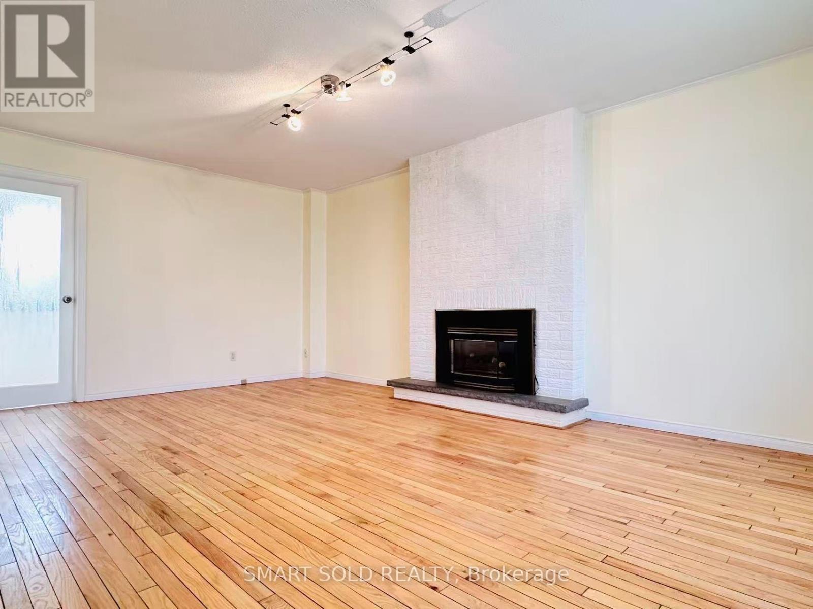 MAIN & UPPER FLOOR - 22 HEMINGWAY CRESCENT