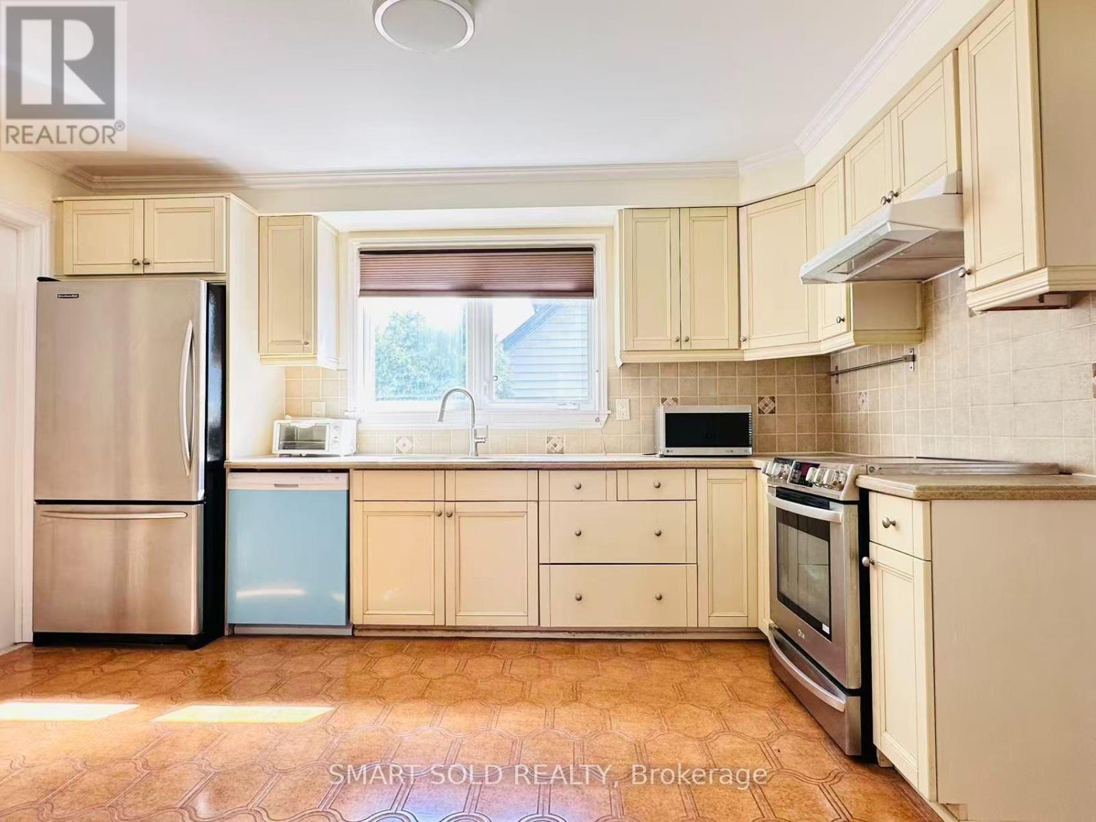MAIN & UPPER FLOOR - 22 HEMINGWAY CRESCENT