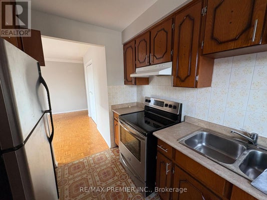 7955 Kipling Ave, Vaughan (East Woodbridge), ON 3