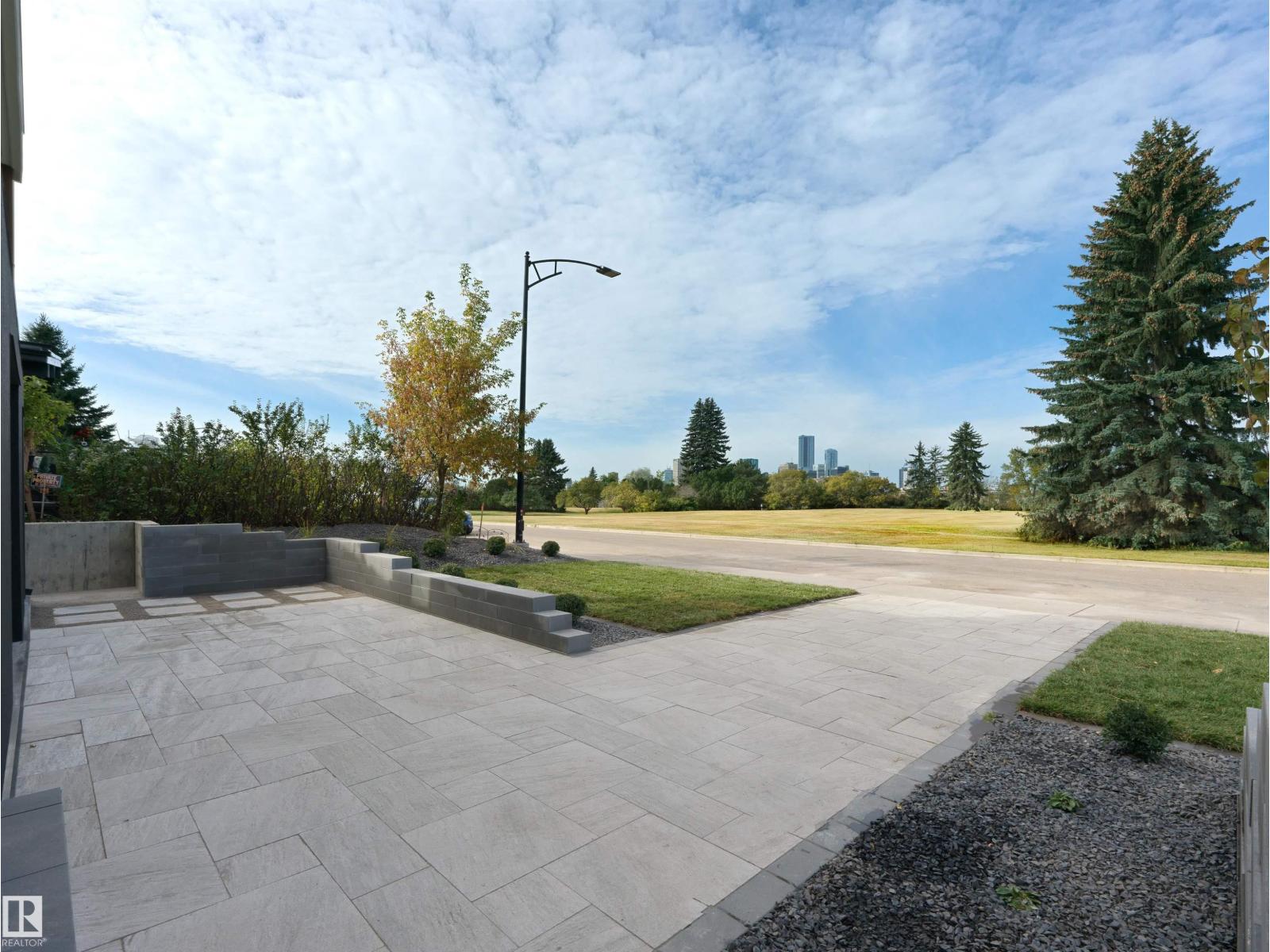 8915 STRATHEARN DR NW