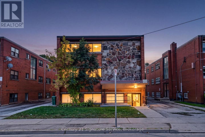 Photo 1 of 24 — 1254 FENNELL AVENUE E, Hamilton (Huntington), ON L8T 1T4