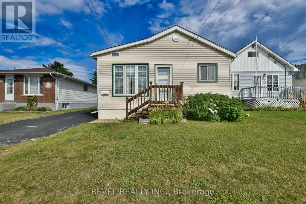 548 CEDAR STREET S