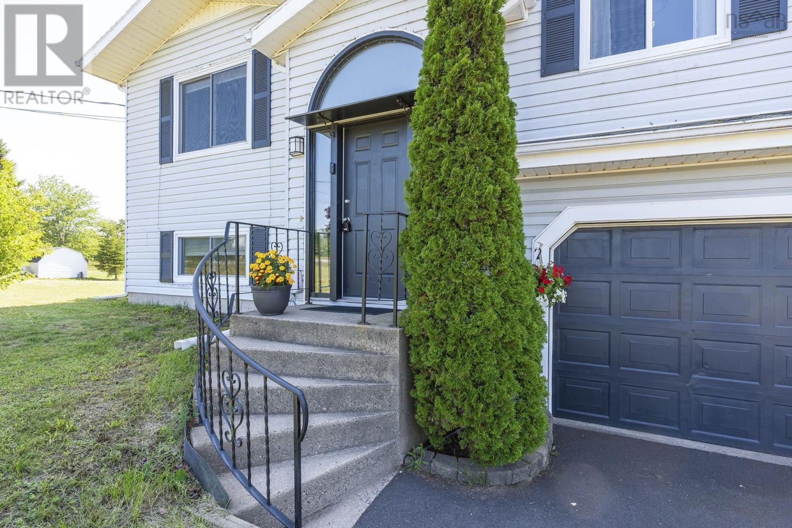 23 Dahlgren Crescent S