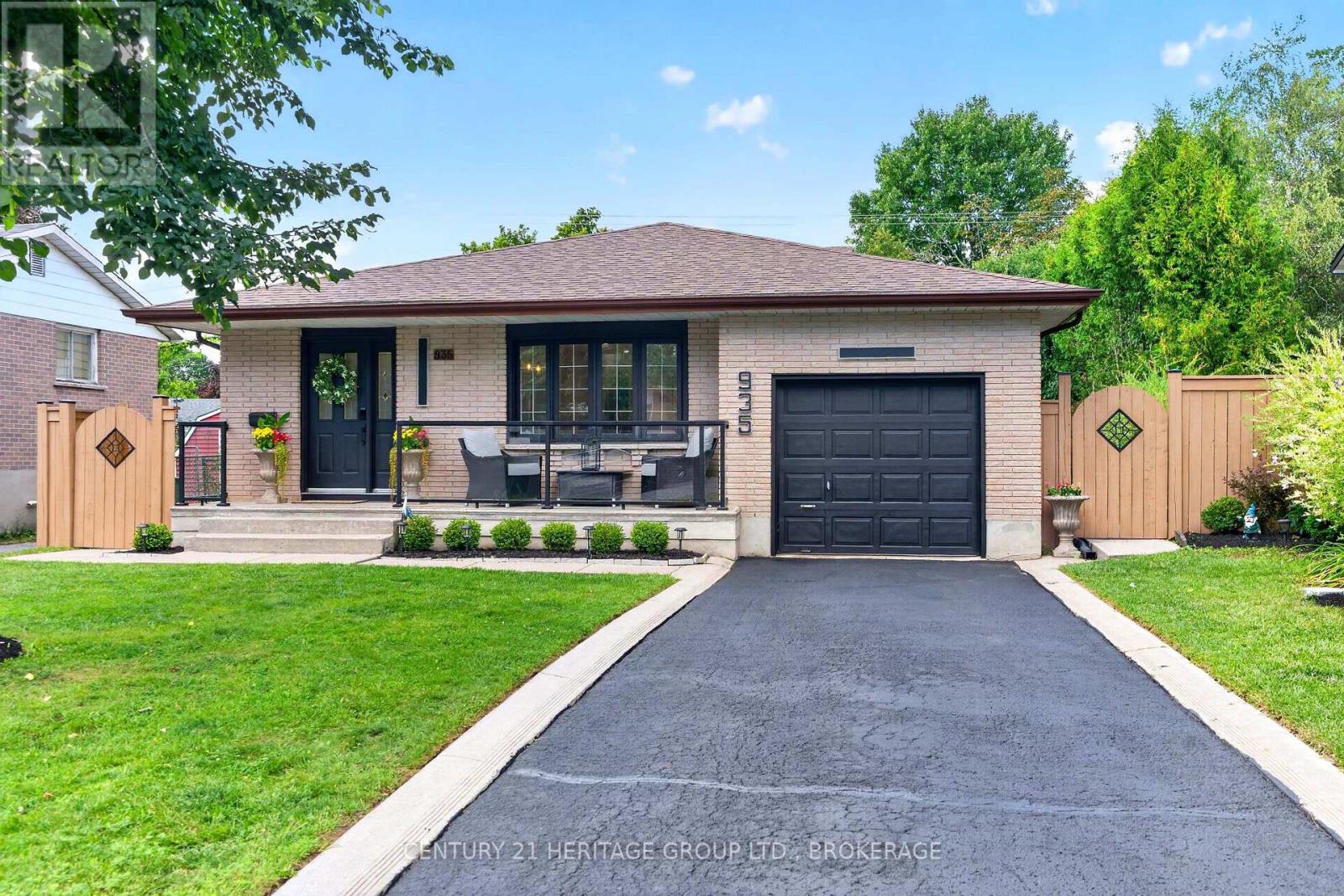 935 PEMBRIDGE CRESCENT