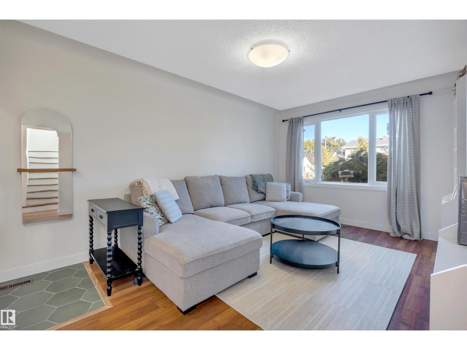 10647 68 AV NW