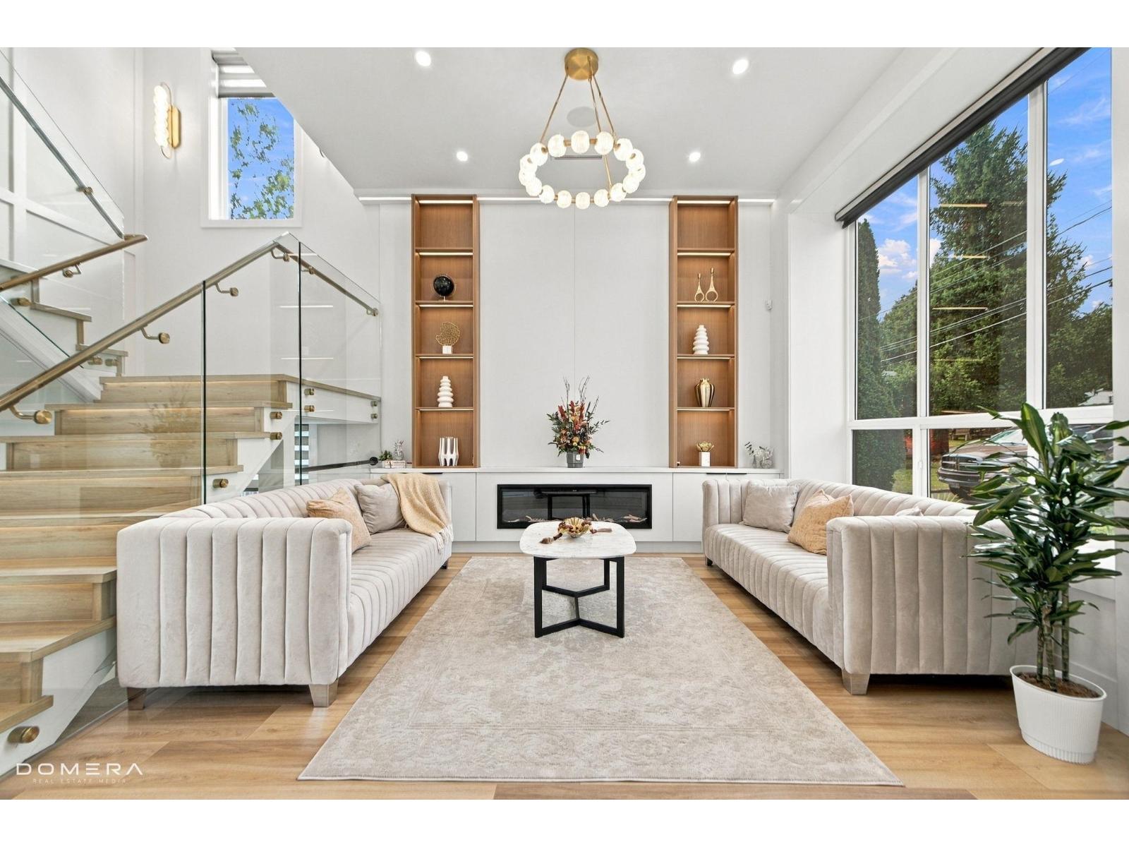 2118 OAKRIDGE CRESCENT