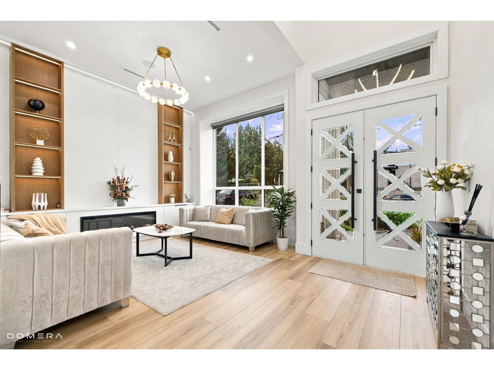 2118 OAKRIDGE CRESCENT