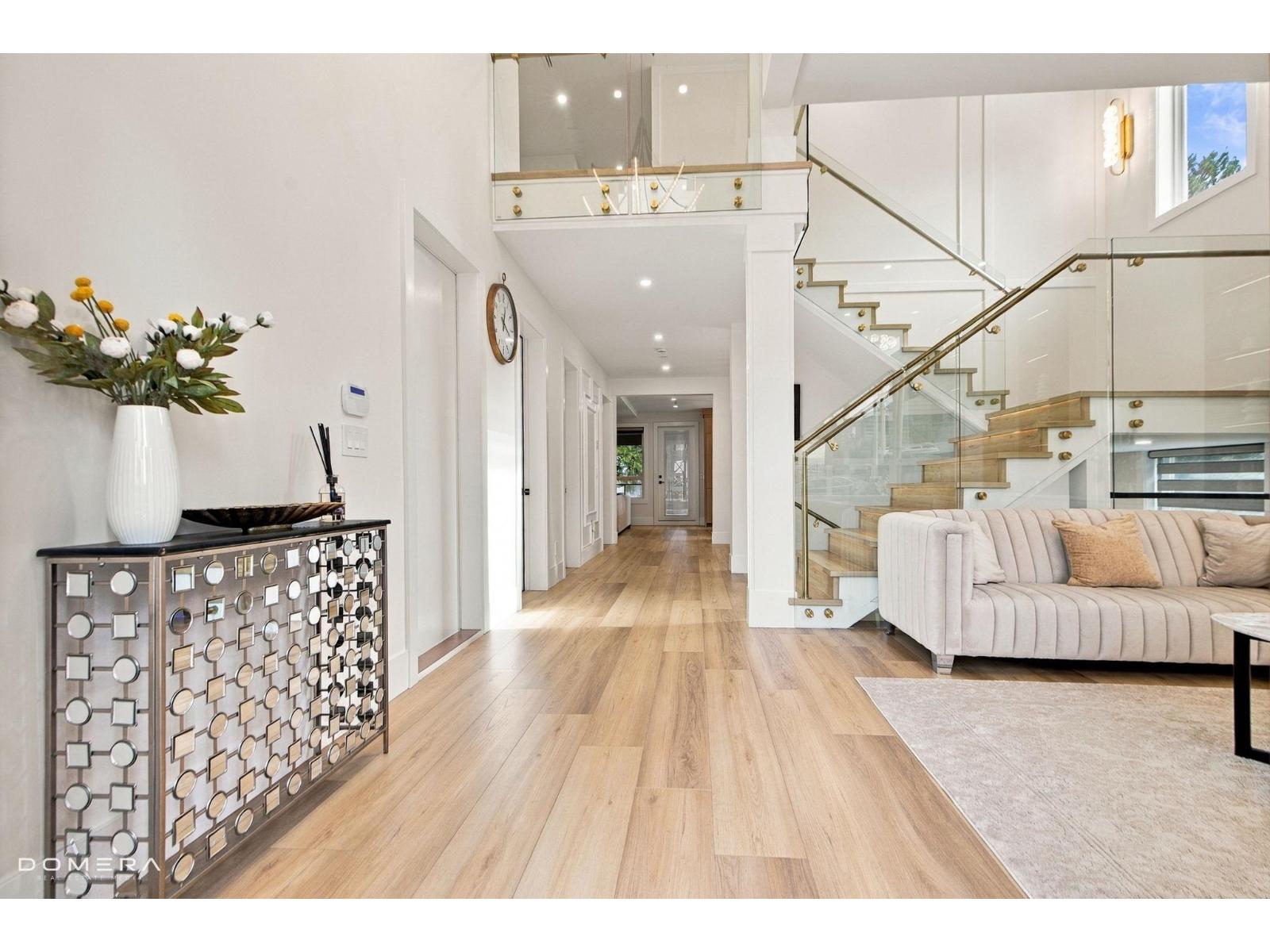2118 OAKRIDGE CRESCENT
