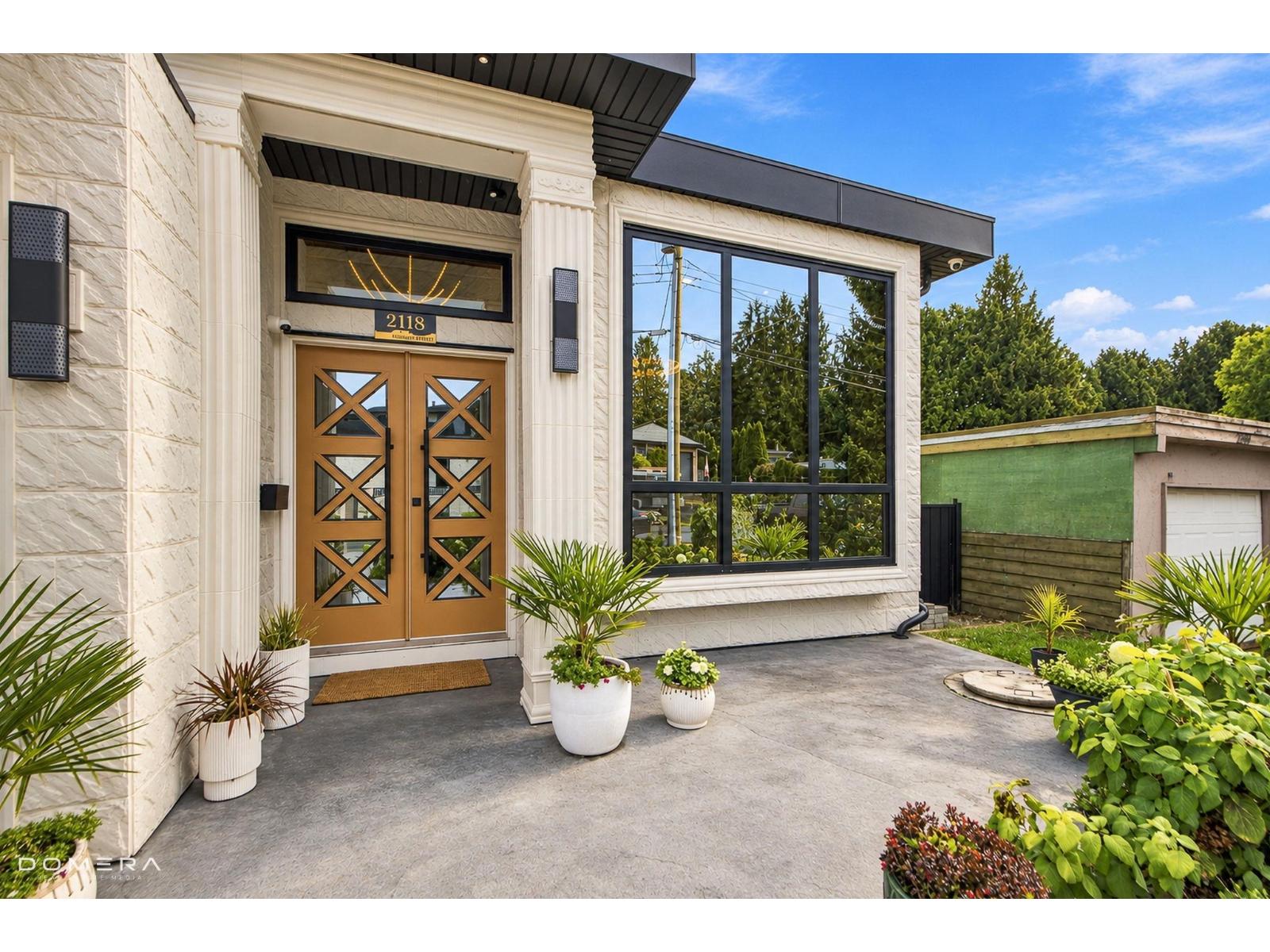 2118 OAKRIDGE CRESCENT