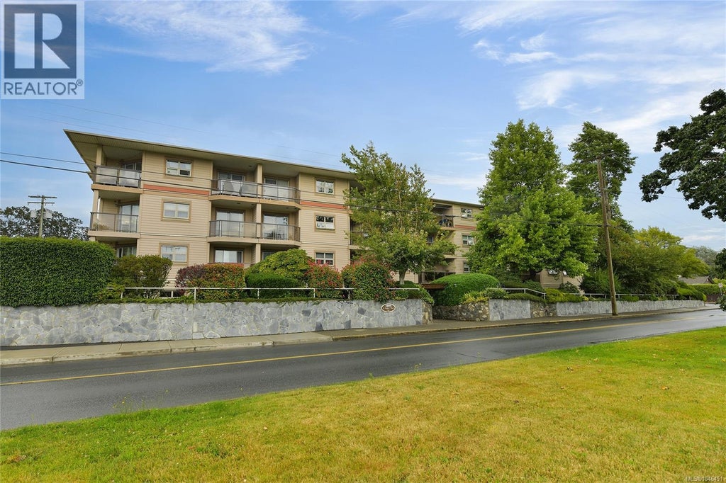 301 1694 CEDAR HILL CROSS RD, SAANICH, BC V8P 2P7 - Image 3682817861.jpeg?d=l