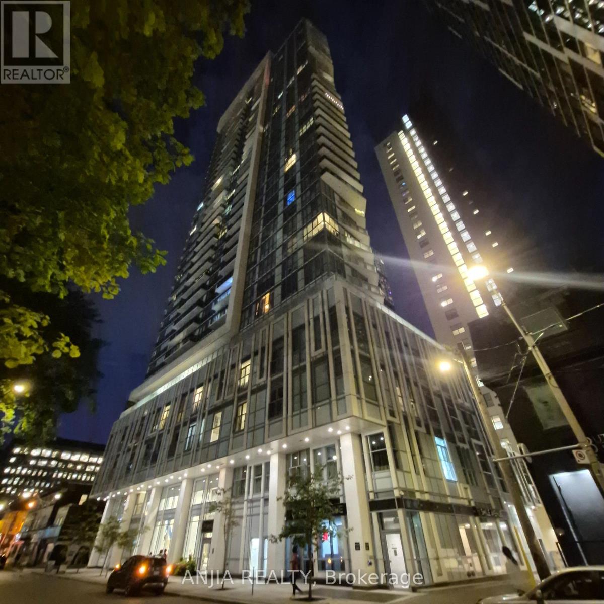 206 - 77 MUTUAL STREET