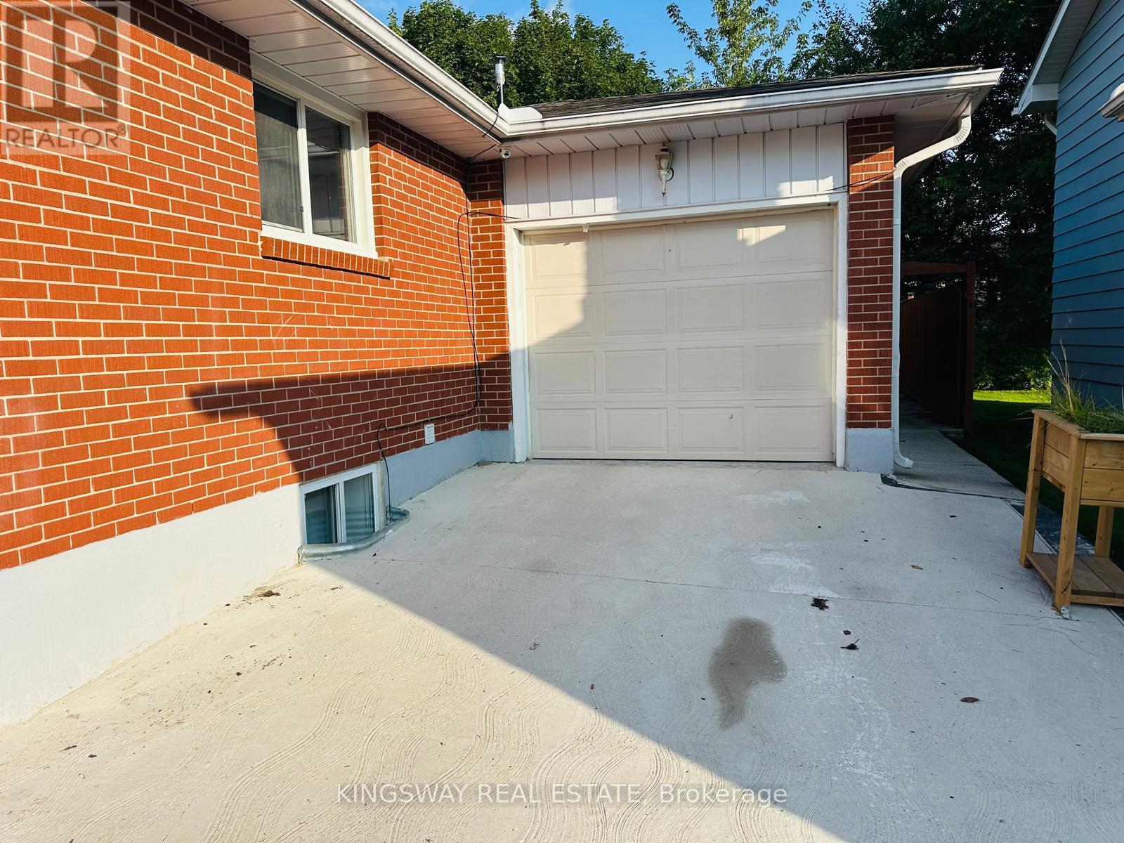 35 SILVER ASPEN CRESCENT