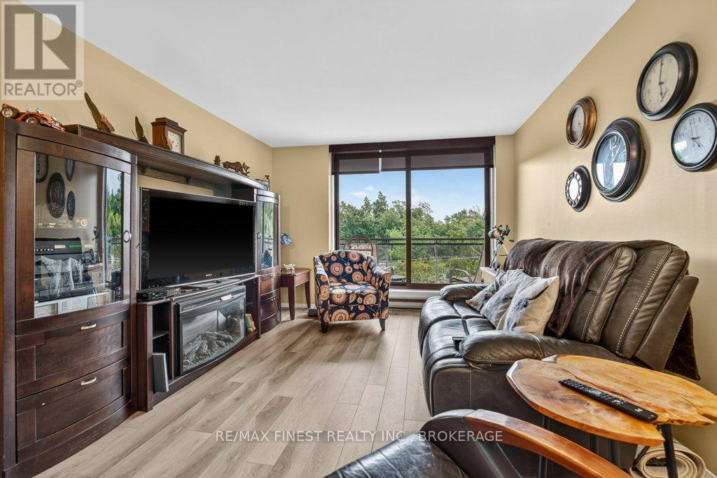 307 - 120 BARRETT COURT