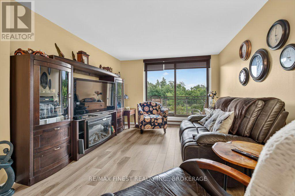 307 - 120 BARRETT COURT