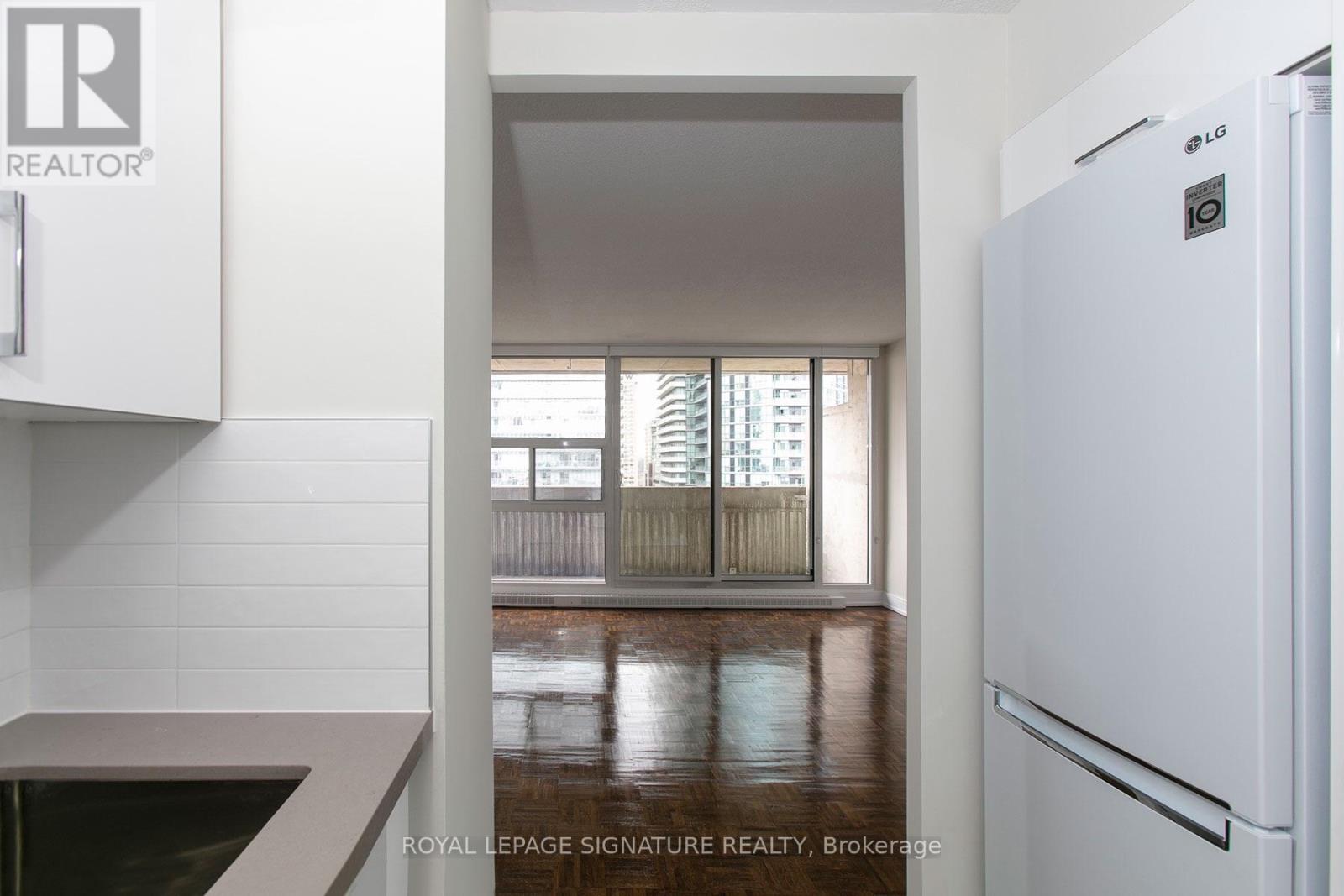 2712 - 33 ISABELLA STREET