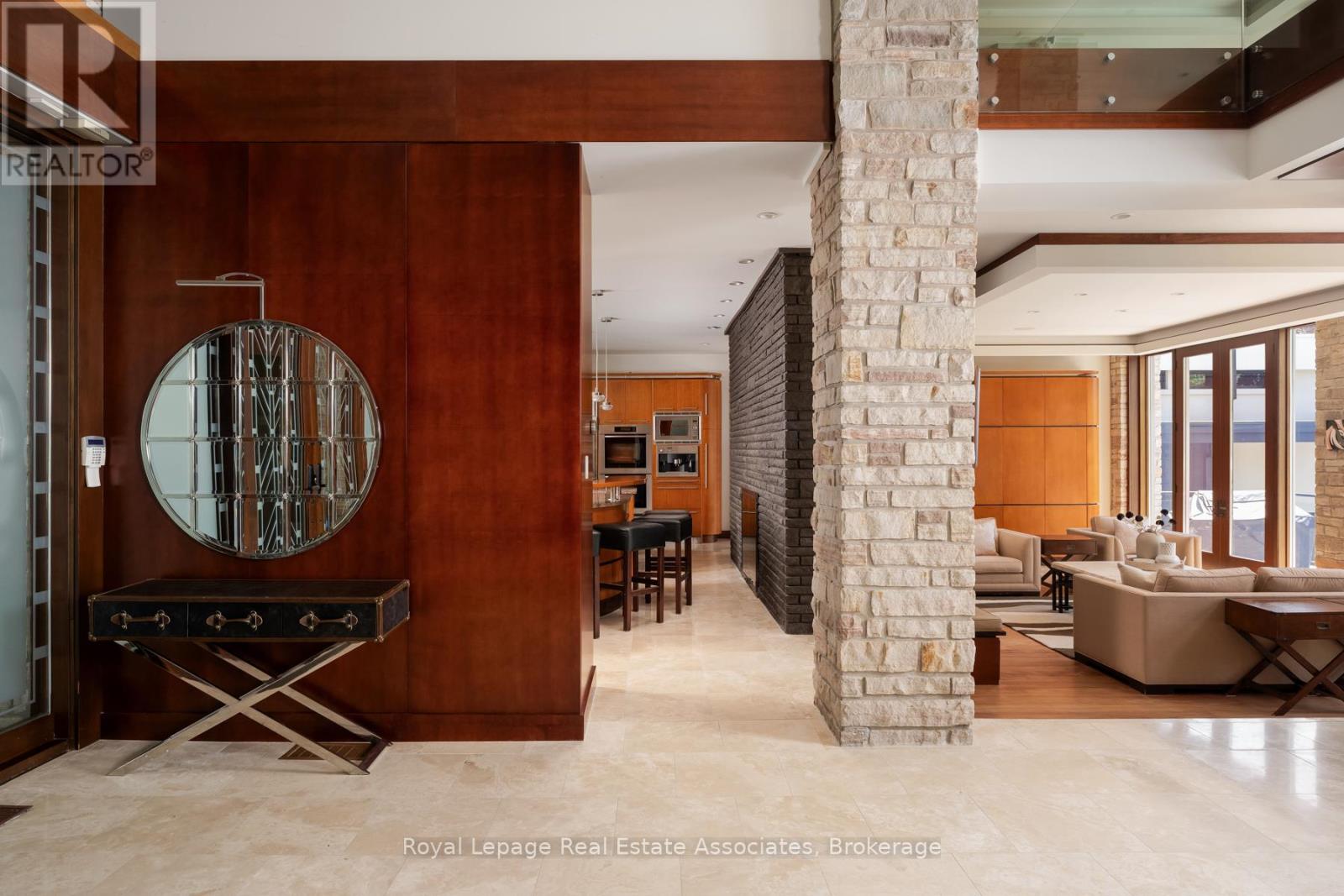 1510 PINETREE CRESCENT