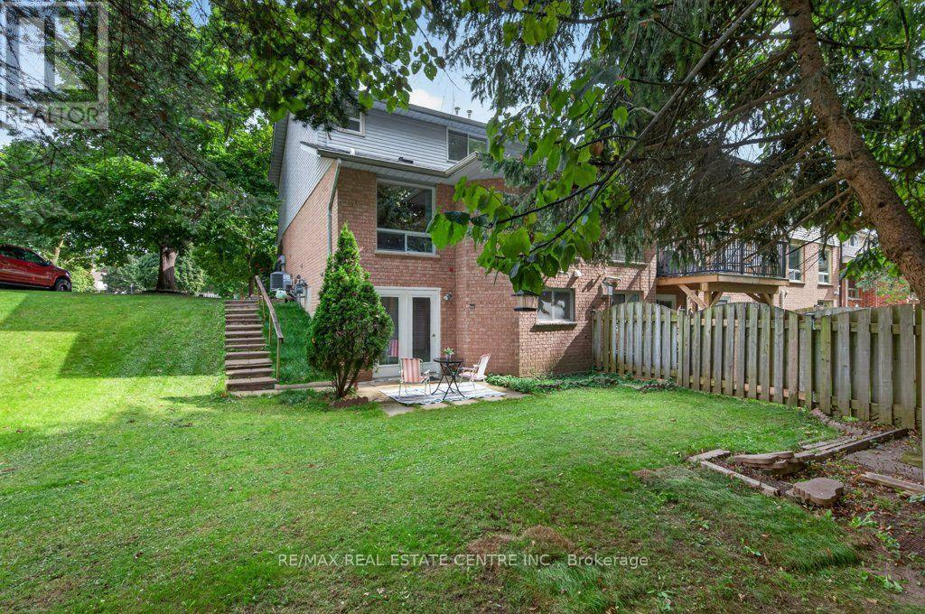 67 GRANDRIDGE CRESCENT