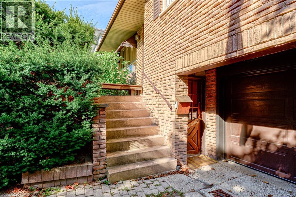8 BONNYLYN Drive
