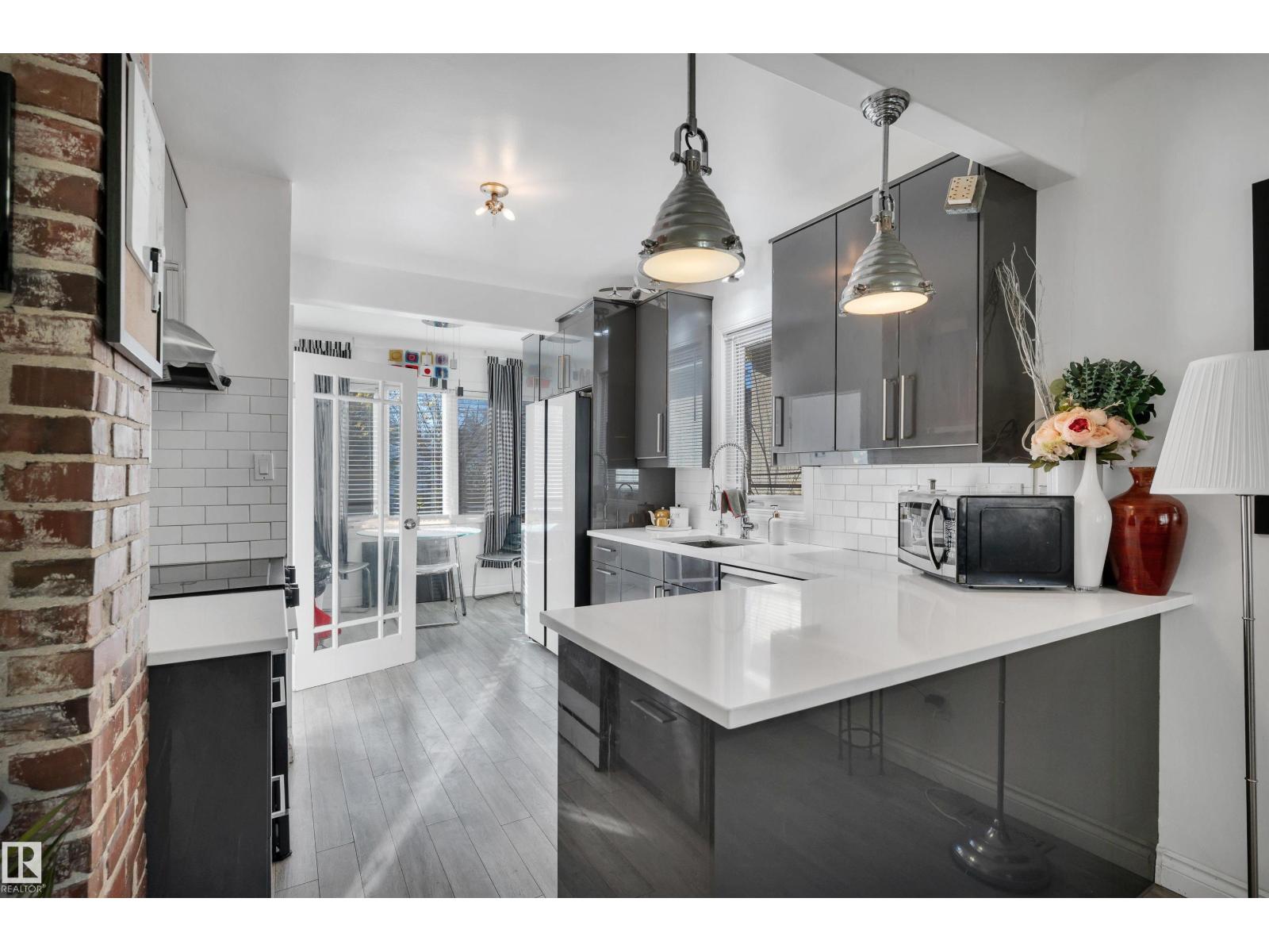 9831 83 AV NW